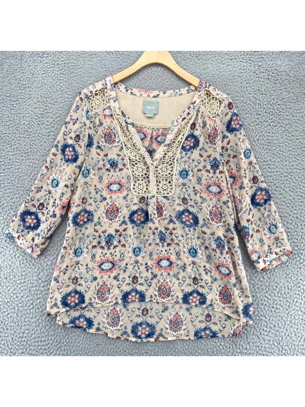 Maeve Anthropologie Top Womens 2 Beige Blue Floral 3/4 Sleeve Crochet Split Neck